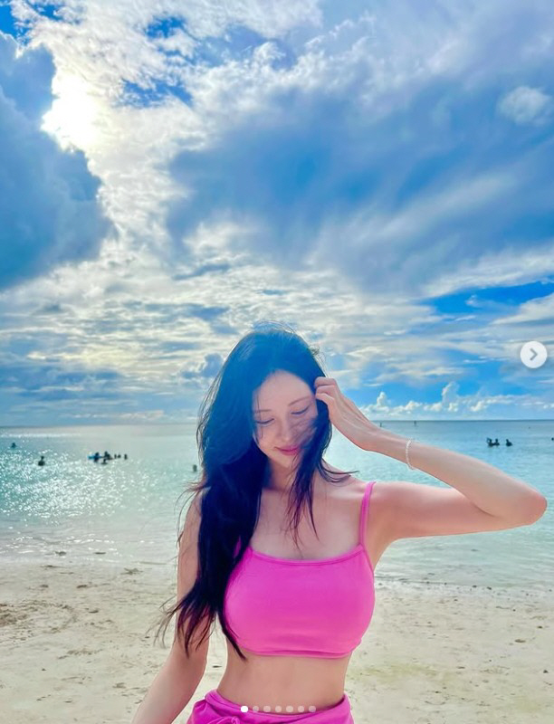 Seohyun, the youngest of Girls' Generation's bold sexiness...The fans are so innocent and sexy