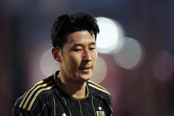 Son Heung-min, why didn't you kick a free kick! SON Fantastic FK Scores, Untimely Controversy Causes Harry Kane to Summon