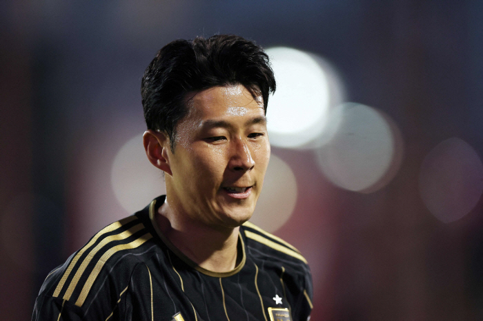 Son Heung-min, why didn't you kick a free kick! SON Fantastic FK Scores, Untimely Controversy Causes Harry Kane to Summon