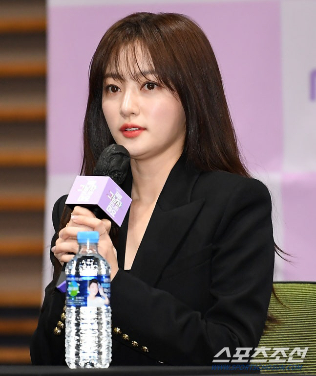 Song Ha-yoon, a school violence informant, entered the country to investigate the police..Getting ready for 10 billion won