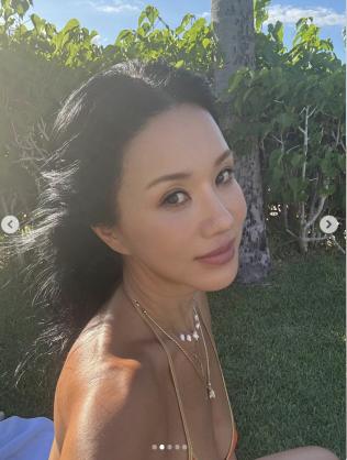 Um Jung-hwa, 56-year-old, wearing an incredible bikini and the sunshine of outdoor tanning