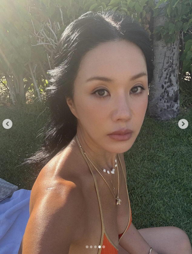 Um Jung-hwa, 56-year-old, wearing an incredible bikini and the sunshine of outdoor tanning