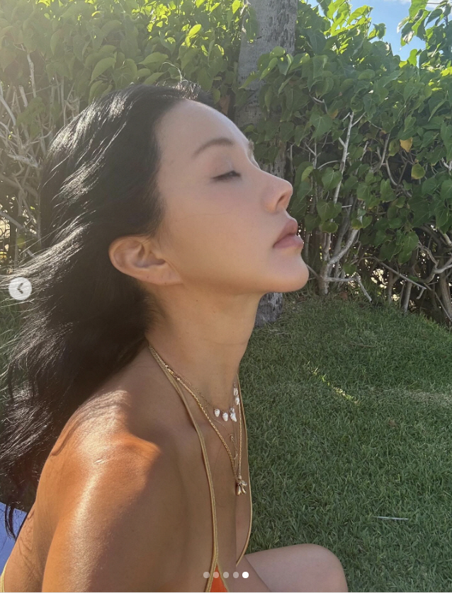 Um Jung-hwa, 56-year-old, wearing an incredible bikini and the sunshine of outdoor tanning