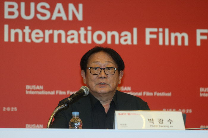 30th BIFF Chairman Park Kwang-soo will establish a new competition section this year to reduce his reluctance to the film festival