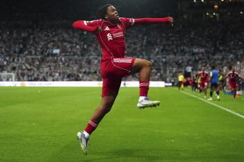 I finally erased the name of the traitor Owen! Ngmoha, who is younger than Park Seung-soo, leads the theater win against Newcastle with the youngest goal ever in Liverpool