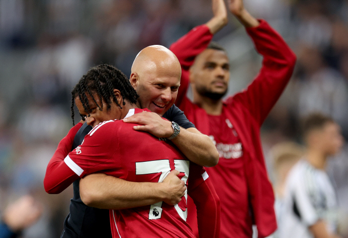 I finally erased the name of the traitor Owen! Ngmoha, who is younger than Park Seung-soo, leads the theater win against Newcastle with the youngest goal ever in Liverpool