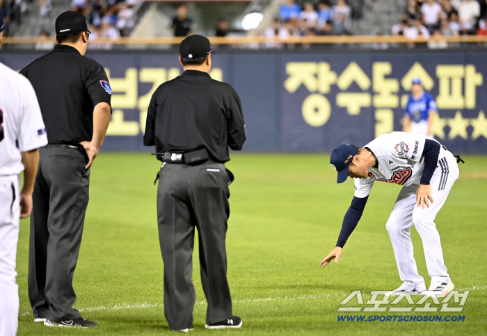 Is this a foul? Why did acting coach Cho Sung-hwan run out without leaving?