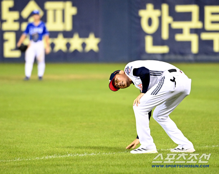 Is this a foul? Why did acting coach Cho Sung-hwan run out without leaving?