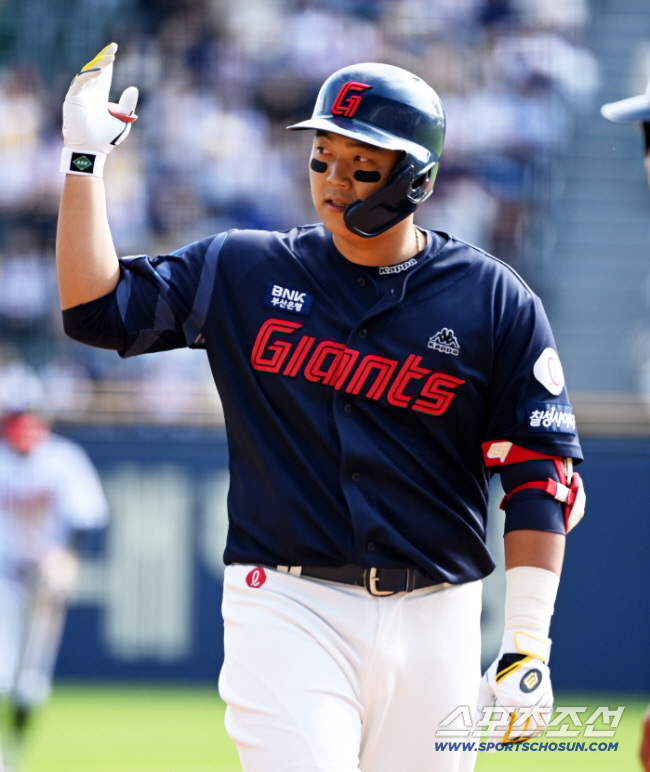It even took Lotte LG's pride. 25 Han Dong-hee 24 Lee Jae-won, Futures Last Spurt  for the most home runs record