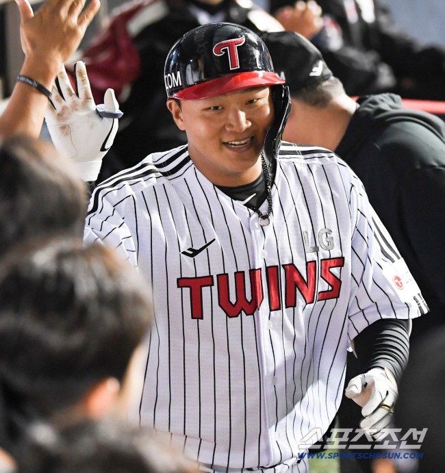 It even took Lotte LG's pride. 25 Han Dong-hee 24 Lee Jae-won, Futures Last Spurt  for the most home runs record