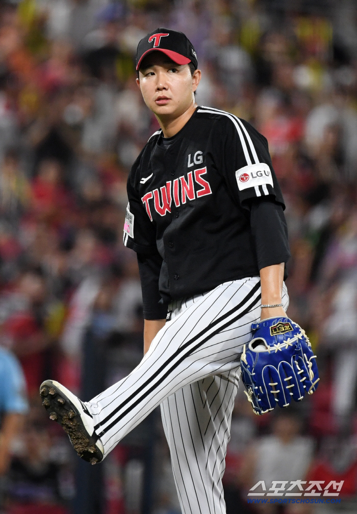 It was dark when Ko Woo-seok left, but the substitute finish he picked from KS is just around the corner for the 20S for the second consecutive year. 7 saves and Mr. Zero in August. Are you going to be a pitcher? 