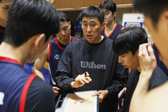 KCC coach Lee Sang-min, who leads the super team, aims to start healthy and play the season healthy 