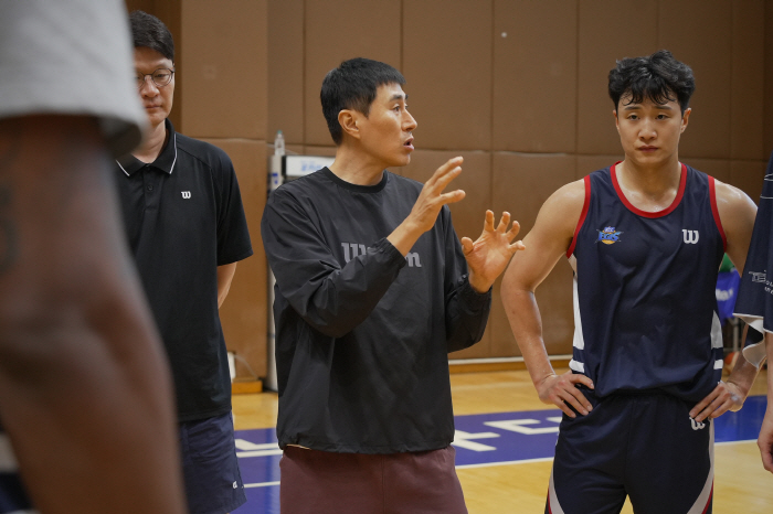 KCC coach Lee Sang-min, who leads the super team, aims to start healthy and play the season healthy 