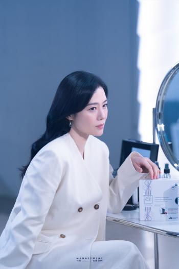 Kim Hyun-joo, who was born in 77 and 48 years old, has flawless ceramic skin...Is this possible at this age?