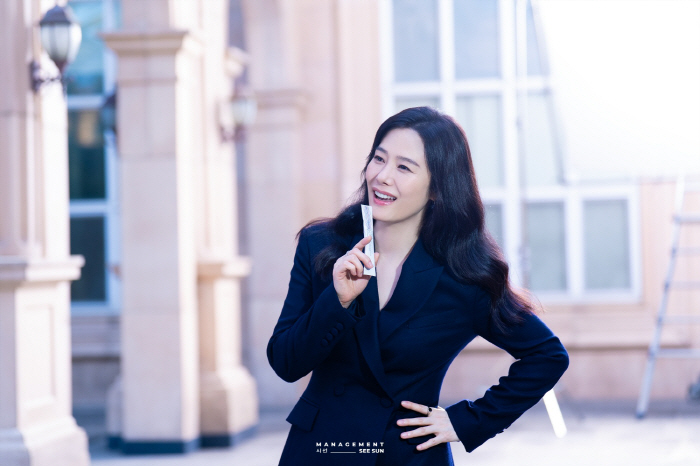 Kim Hyun-joo, who was born in 77 and 48 years old, has flawless ceramic skin...Is this possible at this age?