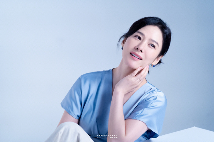 Kim Hyun-joo, who was born in 77 and 48 years old, has flawless ceramic skin...Is this possible at this age?