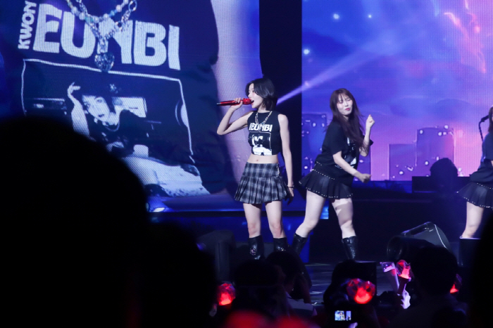 Kwon Eun-bi Ignites Seoul with Solo Concert ‘THE RED’