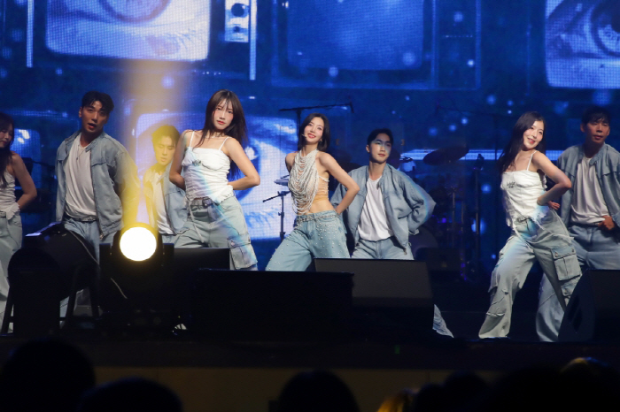 Kwon Eun-bi Ignites Seoul with Solo Concert ‘THE RED’