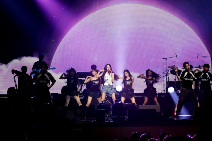 Kwon Eun-bi Ignites Seoul with Solo Concert ‘THE RED’