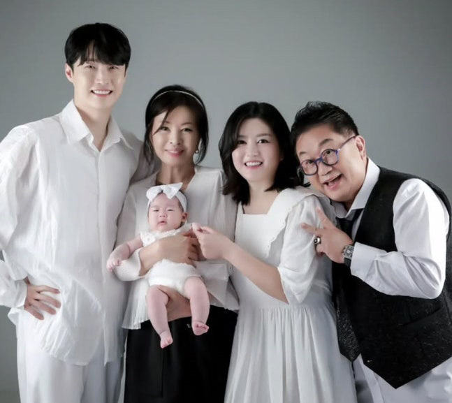 Lee Soo-min ♥ Won-hyuk is thrilled with his daughter's 100th day