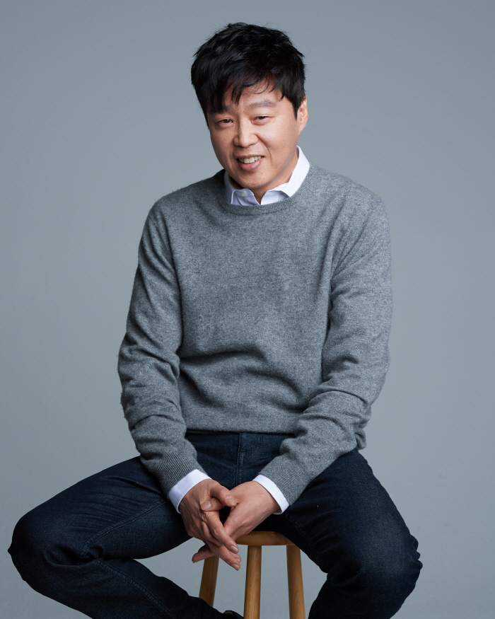  Kim Hee-won, who debuted as a director of a lighting shop, will continue directing as a manly man