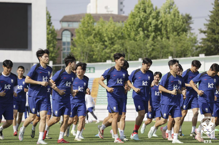  Kim Ji-soo, Kang Sang-yoon, Lee Min-sung, joining Lee Seung-won, announces the U23 Asian Cup qualifying list