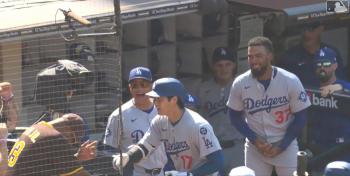Ohtani hit a home run and wondered what was going on with SD Tatis Jr. bone marrow fan and hi-fives, and it's his dignity