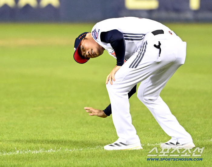  Acting director Cho Sung-hwan fell inside the line