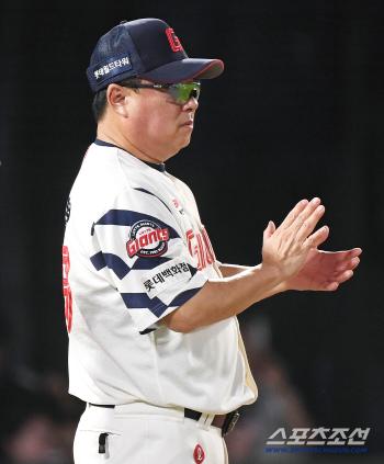  Coach Kim Tae-hyung greets the players