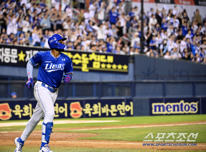  Diaz explodes into a two-run shot in the seventh inning