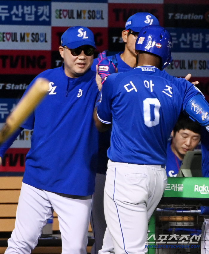  Director Park Jin-man smiles at Diaz's two-run shot