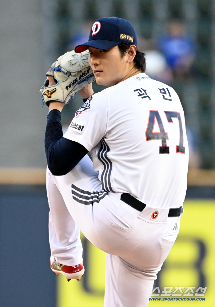  Doosan starter Kwak Bin's hard throw