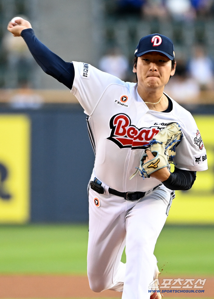  Doosan starter Kwak Bin's hard throw