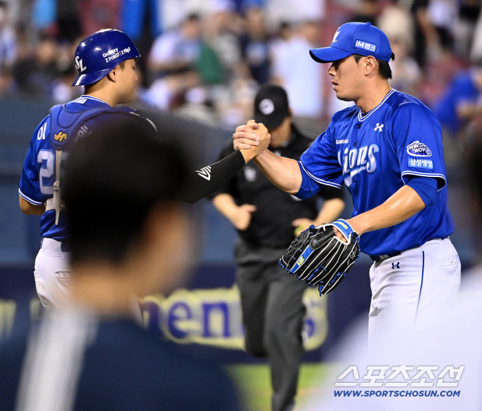  Kim Jaeyoon, Lee Byungheon, and Seungri's high five