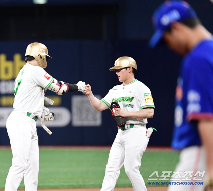  Kiwoom Park Joo-hong's first RBI double to take the lead in the first inning