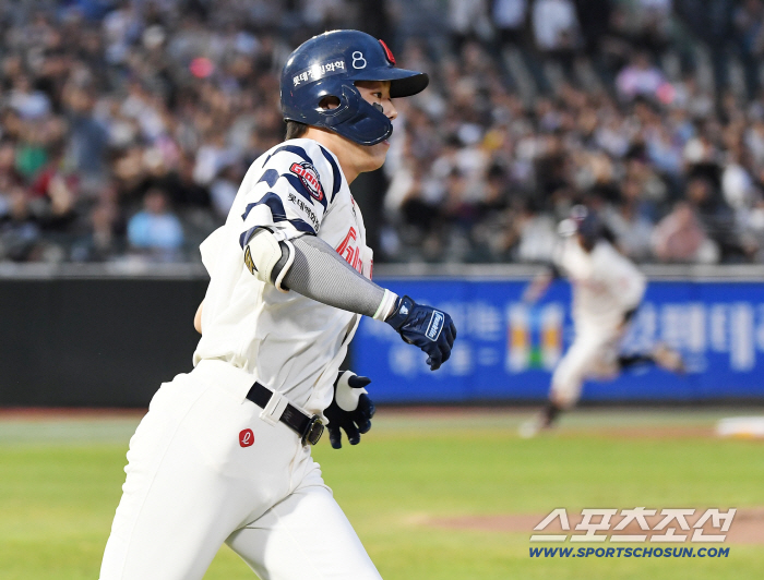  Ko Seung-min makes a timely RBI in the first inning