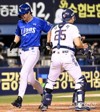  Koo Ja-wook and Kang Min-ho's sacrifice fly home