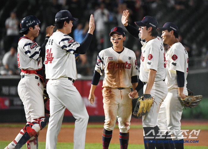  Lotte wins 2 consecutive games after losing 12 games in a row