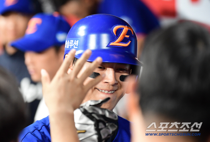  Noh Si-hwan hit a double in the ninth inning and scored a pleasant score