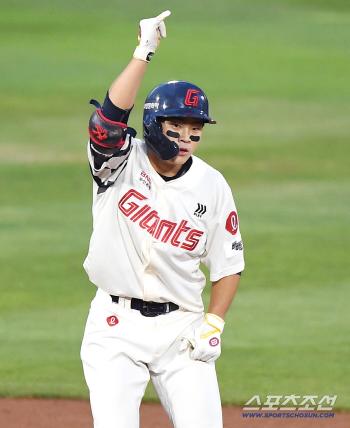  Park Chan-hyung, the leadoff hitter, a double