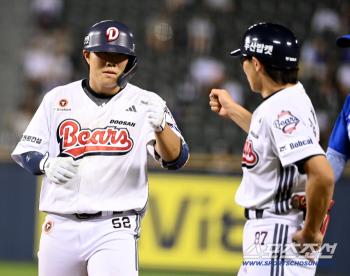  Park Jun-soon produces his team's second hit to Won Tae-in