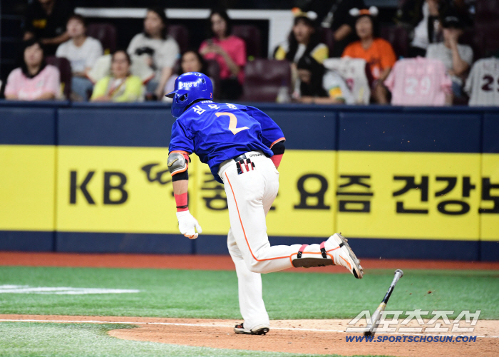  Shim Woo Jun's surprise bunt hits the infield