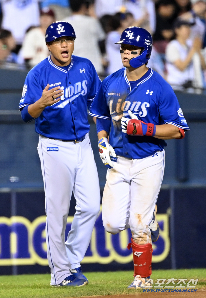  Third base coach Lee Jong Wook, Seung Kyu, please be gentle