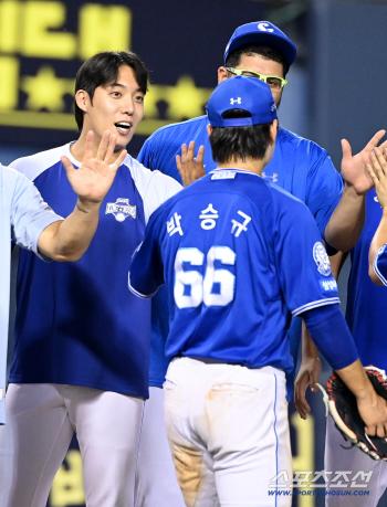  Wontaein greets Park Seung Kyu