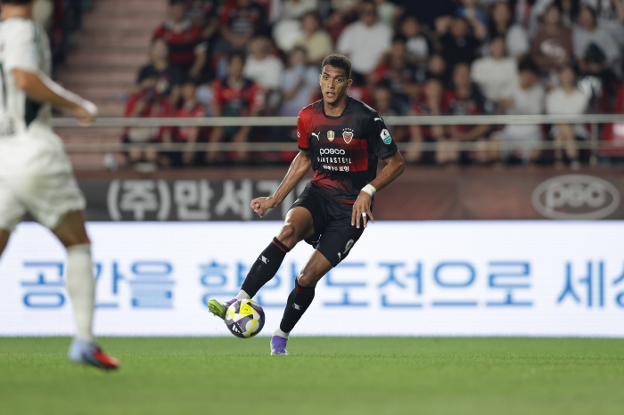 Pohang's Chang Jorge, who caught the first Jeonbuk, Hana Bank's K League 1 2025 27th round MVP K League 2 MVP is Gerson