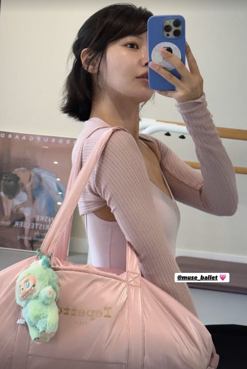  Swim, show off her innocence in a ballet suit...'Perfect' even for the La couple doll