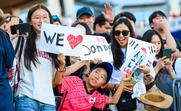 SNS 5x Article 3x Explosive...The effect of Son Heung-min, which LA FC directly revealed, also shook the local community