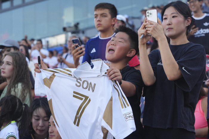 SNS 5x Article 3x Explosive...The effect of Son Heung-min, which LA FC directly revealed, also shook the local community