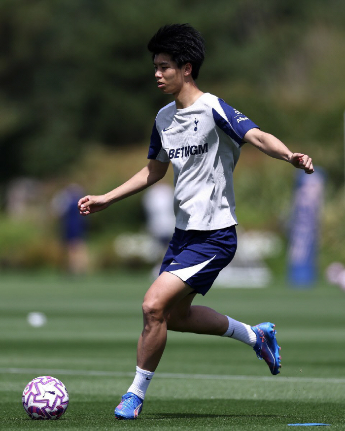 Soccer is exciting! Tottenham is about to return to Japanese defenders...Recovery training is in full swing → He is aiming to make his first-team debut this season