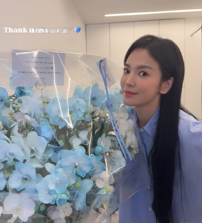Song Hye-kyo is shy in her flower bouquet ♥..Thank you.
